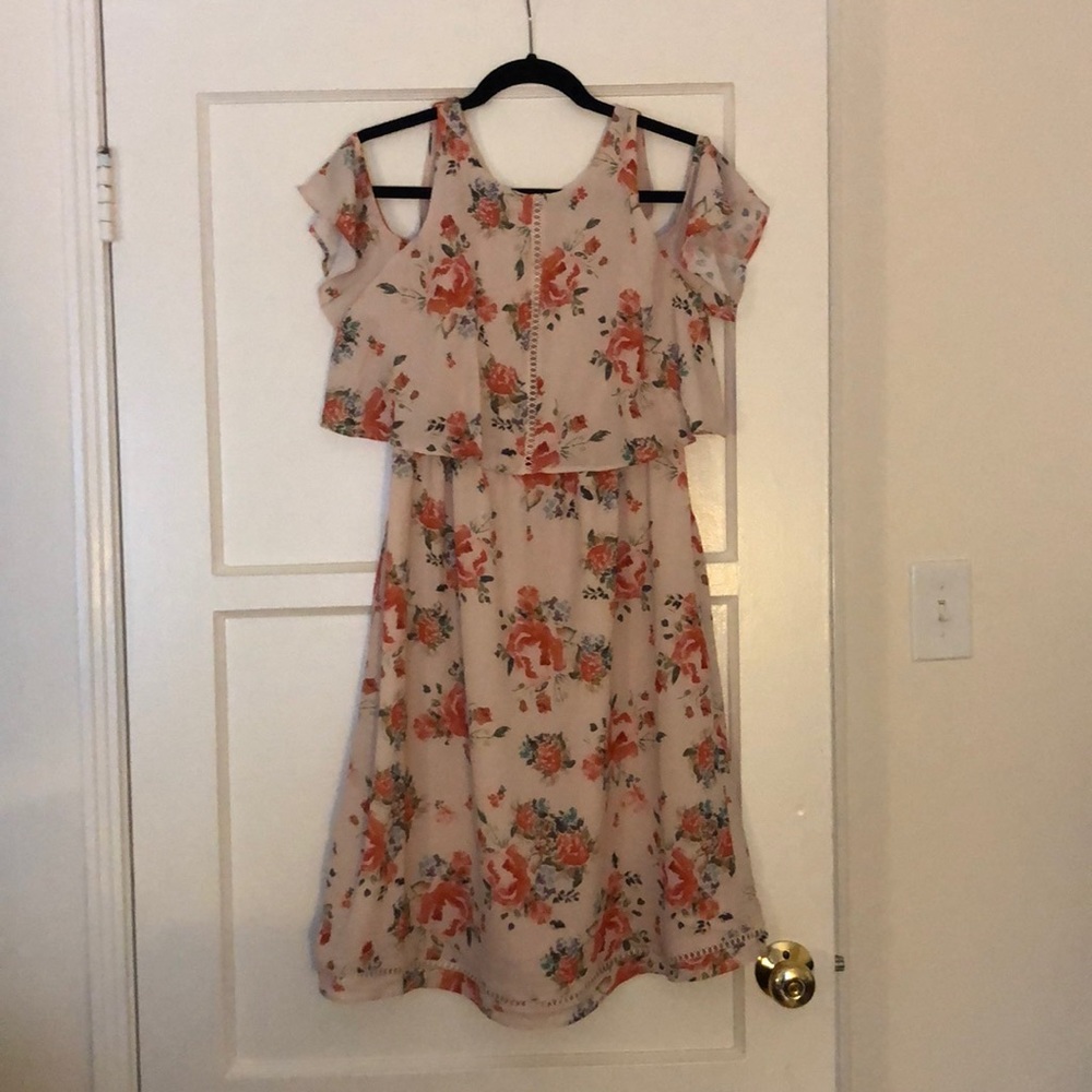 Sold out!! Beautiful light pink midi cold shoulder